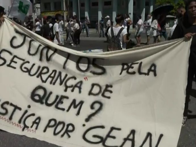 Familiares de universit&aacute;rio morto em assalto a &ocirc;nibus protestam na Avenida Guararapes nesta ter&ccedil;a (14)