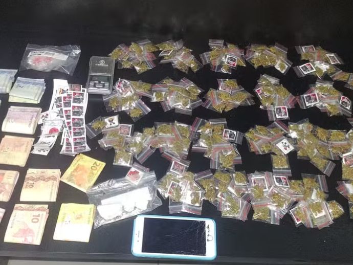 Suspeito de tr&aacute;fico de drogas &eacute; detido com entorpecentes personalizados.
