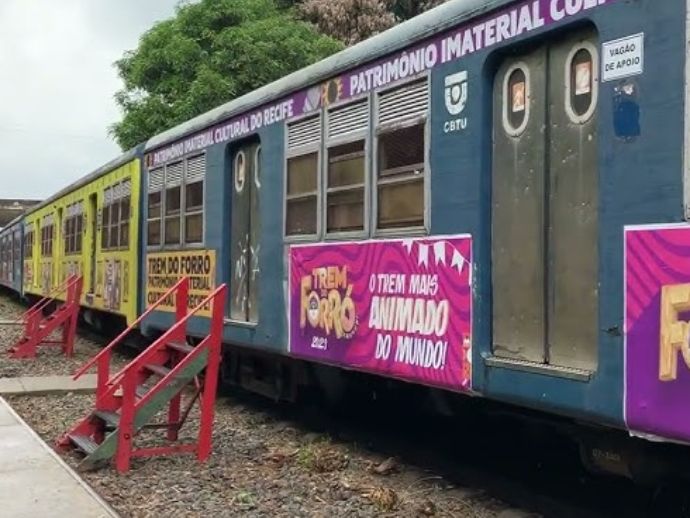 Trem do Forr&oacute; leva passageiros para curtir 'arrai&aacute;' sobre trilhos no Grande Recife