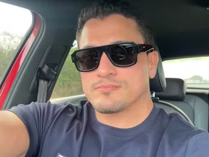 Blogueiro &eacute; assassinado a tiros dentro de carro; Pol&iacute;cia investiga o crime.