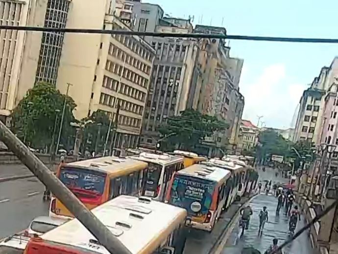 Rodovi&aacute;rios protestam no centro do Recife para reivindicar reajuste salarial e plano de sa&uacute;de