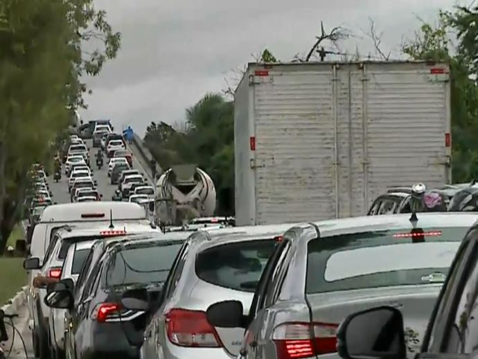 BR-232, sentido interior, tem tr&aacute;fego intenso nesta sexta-feira (21)