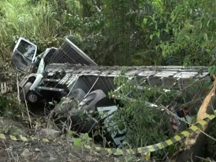 Acidente entre caminh&otilde;es na BR-232 deixa cinco pessoas feridas 