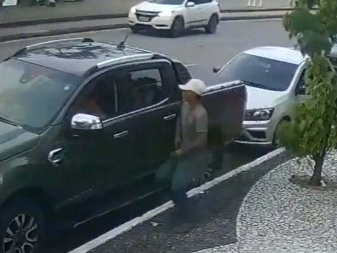 Mulher &eacute; assaltada por homens armados na orla de Boa Viagem e tem carro levado 