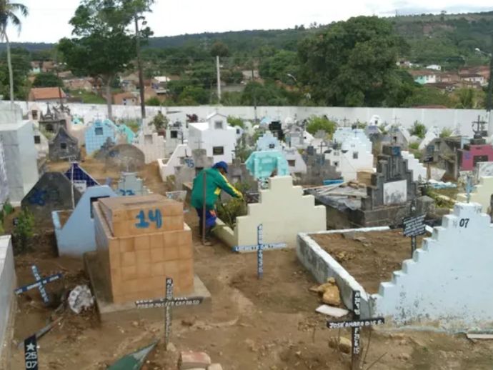 Cemit&eacute;rio amplia espa&ccedil;o para corpos n&atilde;o identificados.