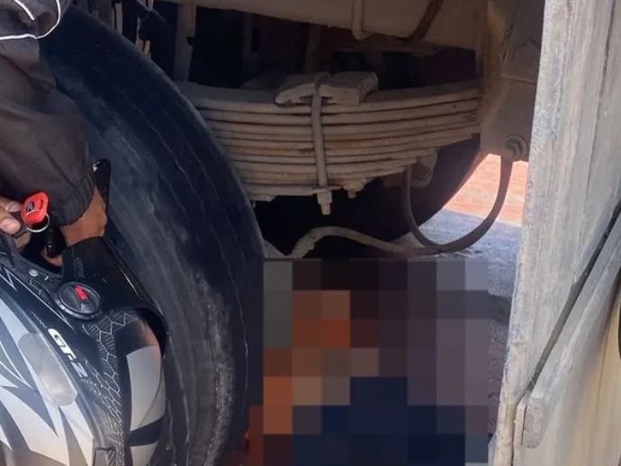 Motociclista fica embaixo de caminh&atilde;o ap&oacute;s colis&atilde;o, na Avenida Durval de Goes Monteiro.