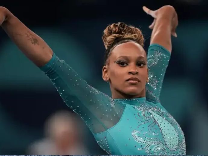 Rebeca Andrade se torna a maior medalhista ol&iacute;mpica do Brasil ao conquistar ouro no solo em Paris 2024