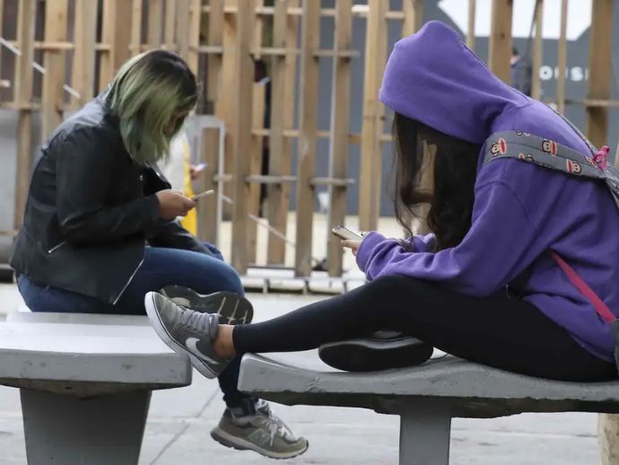Educadores apoiam poss&iacute;vel restri&ccedil;&atilde;o ao uso de celulares nas escolas