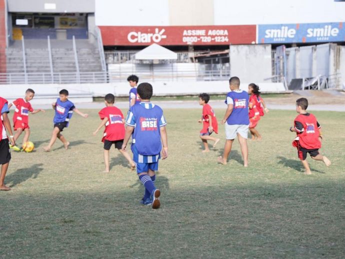 Dia de divers&atilde;o e inclus&atilde;o re&uacute;ne crian&ccedil;as e fam&iacute;lias no Est&aacute;dio Rei Pel&eacute;