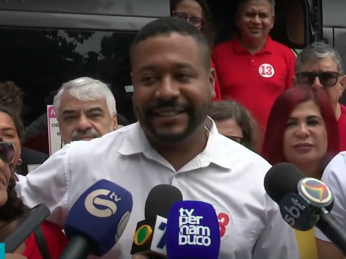 Vin&iacute;cius Castello (PT) vota ao lado de apoiadores em Olinda