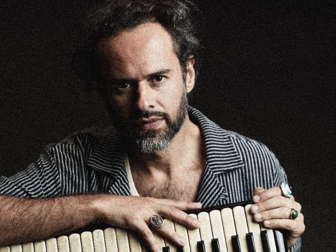 Marcelo Jeneci &eacute; a pr&oacute;xima atra&ccedil;&atilde;o do Projeto Seis e Meia, no Teatro do Parque