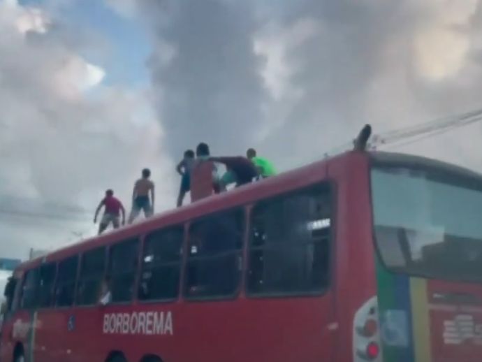 Motoristas de &ocirc;nibus protestam contra lei que os responsabiliza por surf nos coletivos do Recife