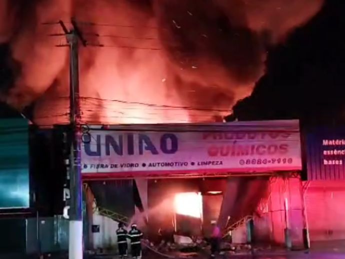 Inc&ecirc;ndio destr&oacute;i loja de materiais qu&iacute;micos em Macei&oacute; e mobiliza bombeiros
