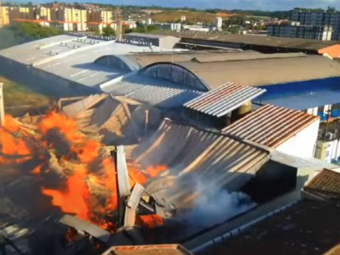 F&aacute;brica de colch&otilde;es &eacute; atingida por inc&ecirc;ndio em Olinda