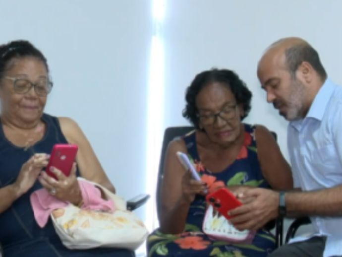 Idosos do Recife quebram barreiras digitais com aulas de celular no Projeto Viva Mais Cidadania