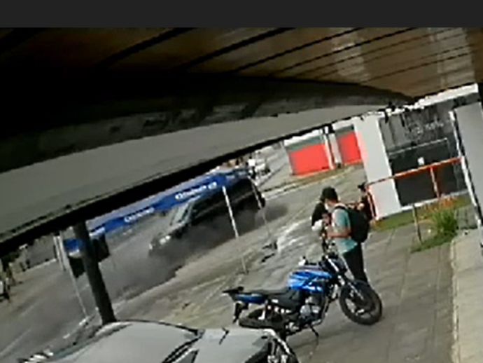 Carro descontrolado invade lojas em Macei&oacute;; motorista fugiu a p&eacute;