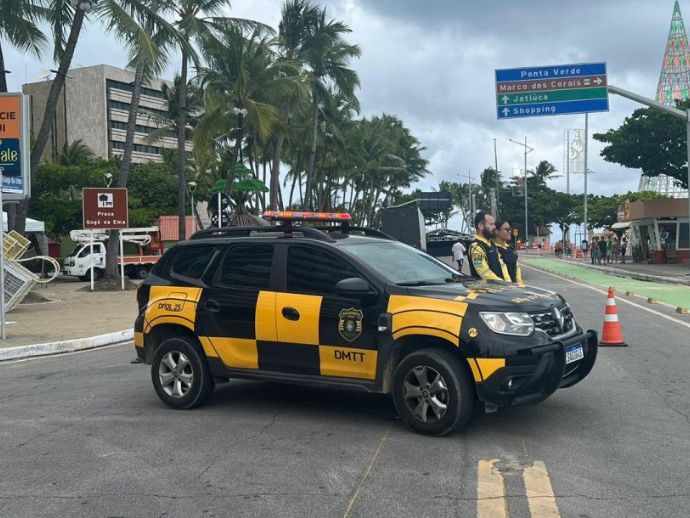 Interdi&ccedil;&atilde;o na Ponta Verde altera tr&acirc;nsito para evento de Natal