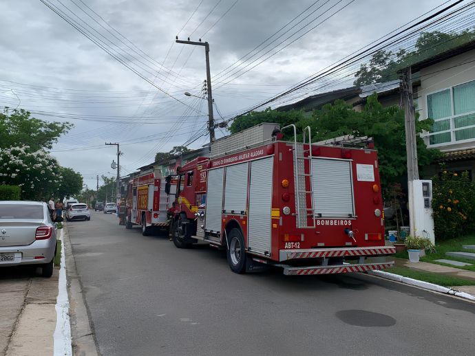 Corpo de Bombeiros combate inc&ecirc;ndio em resid&ecirc;ncia e socorre idoso em Arapiraca