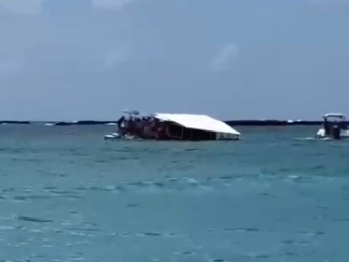 Catamar&atilde; com 47 pessoas n&aacute;ufraga em Maragogi; Bombeiros s&atilde;o acionados para resgate