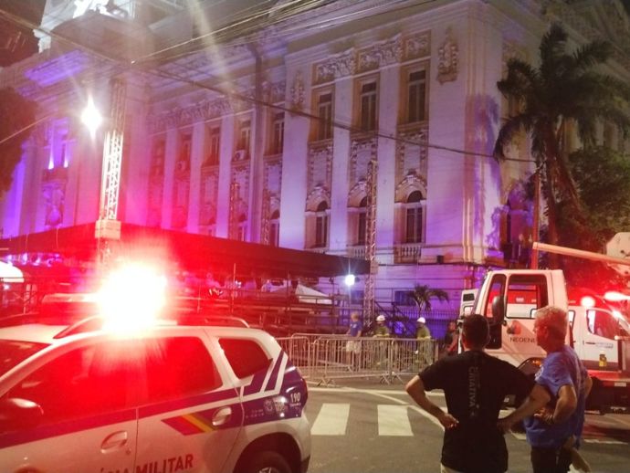 Homem morre eletrocutado durante montagem da cantata natalina em Recife
