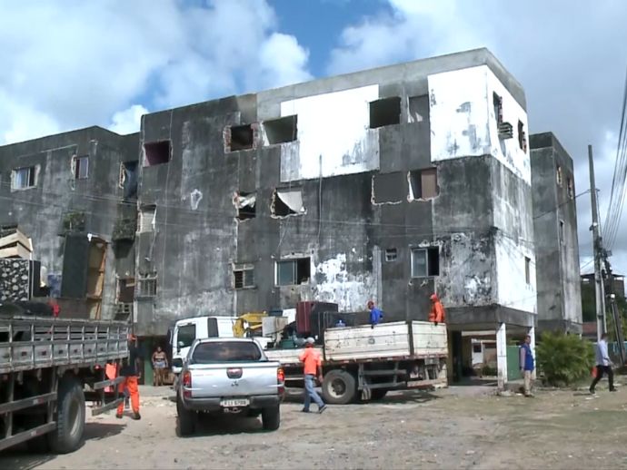 Famílias são despejadas de habitacional ocupado em Rio Doce por risco de desabamento