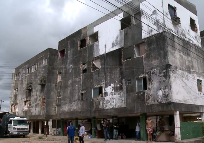 Famílias são despejadas de habitacional ocupado em Rio Doce por risco de desabamento
