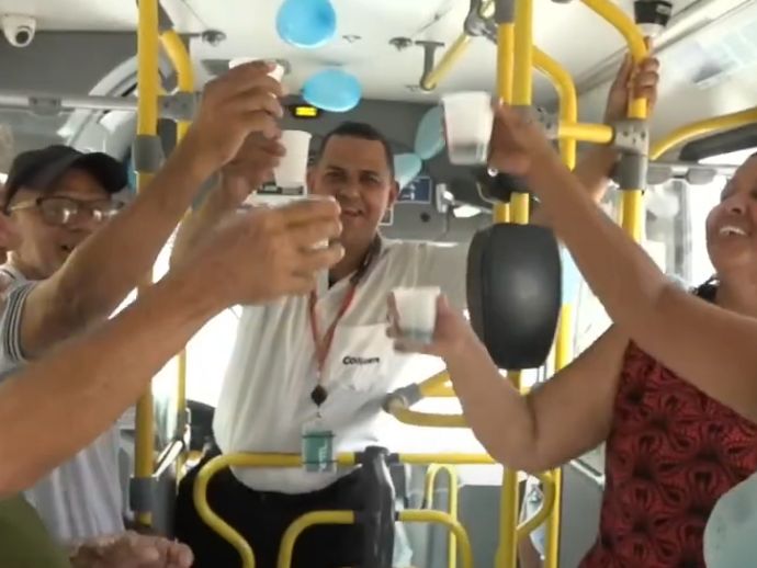 Motorista e passageiros do Conjunto Beira-Mar criam grupo e se confraternizam em &ocirc;nibus