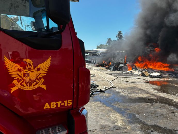 Corpo de Bombeiros combate inc&ecirc;ndio em garagem de &ocirc;nibus no Trapiche da Barra