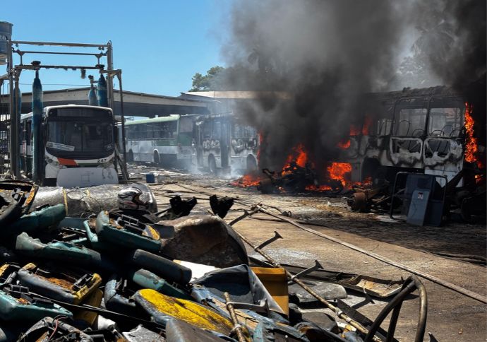 Corpo de Bombeiros combate inc&ecirc;ndio em garagem de &ocirc;nibus no Trapiche da Barra