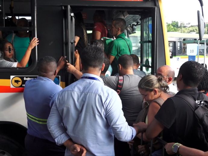 Transporte público: Tarifa aumenta para R$4,30, mas rotina de medo, violência e precarização continua