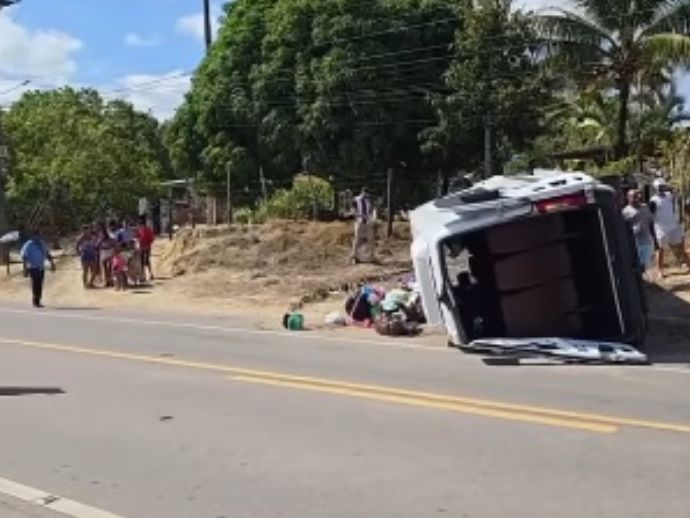 Colis&atilde;o entre van e carro de passeio deixa feridos leves em Branca de Atalaia