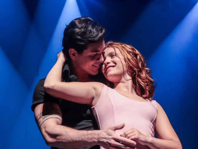 Espet&aacute;culo inspirado no sucesso "Dirty Dancing" chega aos palcos recifenses