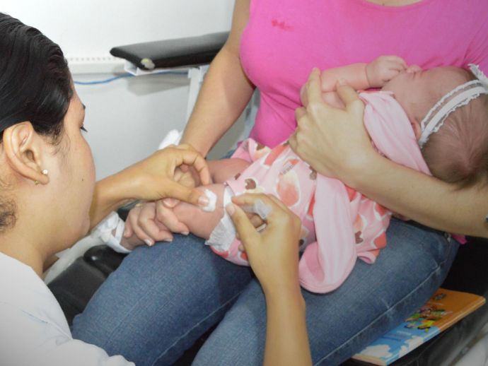 Novo esquema vacinal contra a p&oacute;lio aposenta as gotinhas
