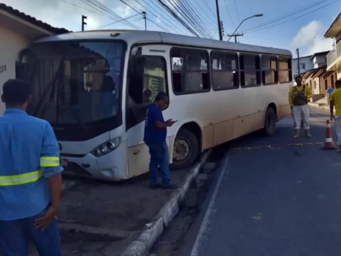 &Ocirc;nibus com trabalhadores de usina quase invade resid&ecirc;ncia em S&atilde;o Miguel dos Campos