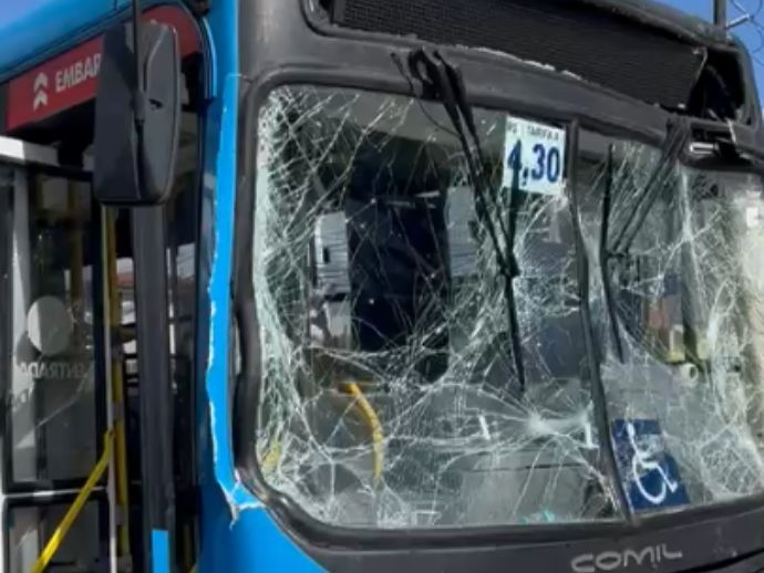 Acidente de ônibus deixa passageiros feridos na Avenida Norte