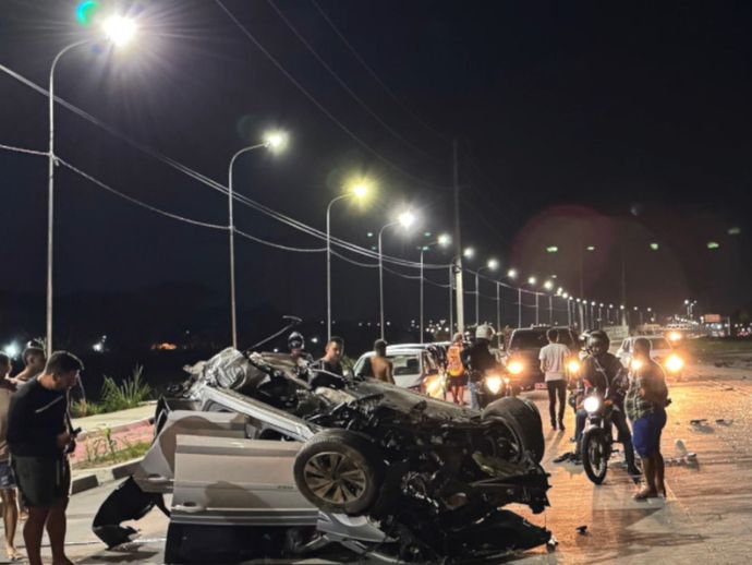 Carro capota e três homens ficam feridos na BR-232, no Curado