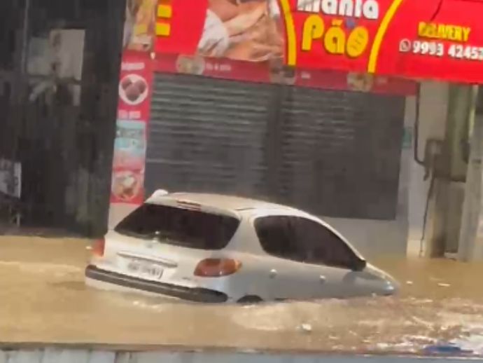 Fortes chuvas causam quedas de árvores e alagamentos no Recife e região metropolitana