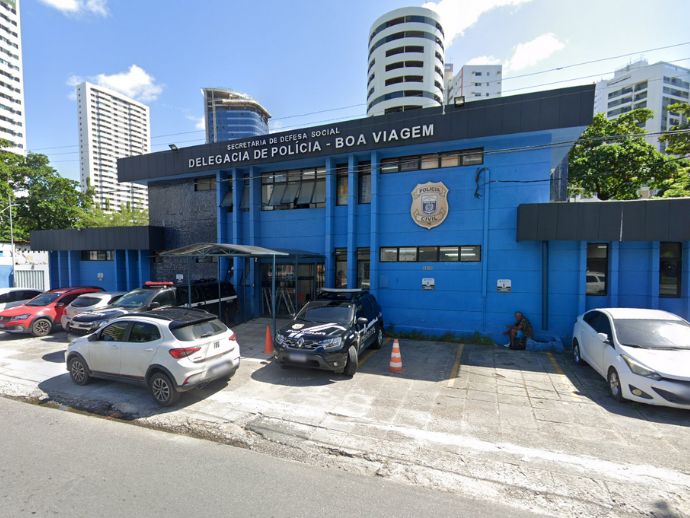 Jovem tentar extorquir madrasta para não divulgar que ela participava de swings com o pai