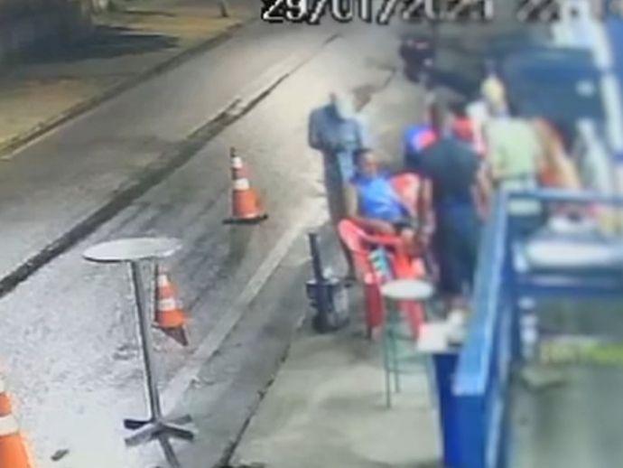 Policial civil &eacute; baleado durante assalto a bar em Macei&oacute; 