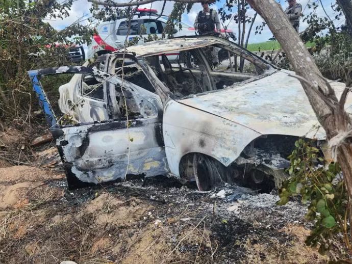 Dois corpos s&atilde;o encontrados dentro de carro incendiado em Macei&oacute;