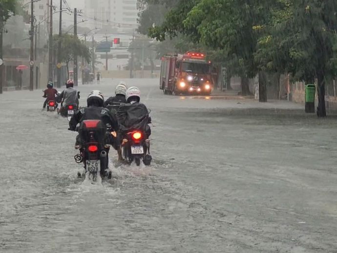 Homem morre após suposto choque elétrico em área alagada no Recife