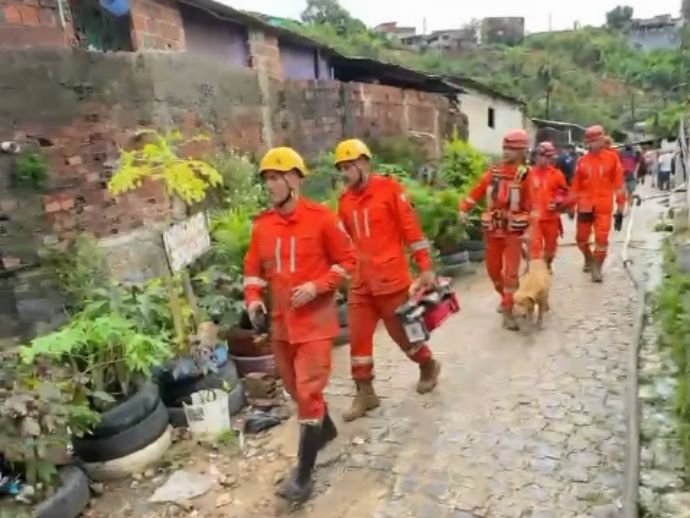 Deslizamento no Recife mata mãe e filha no bairro Passarinho