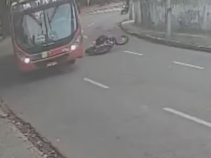 Porteiro morre após cair de moto e ser atropelado por ônibus no Recife