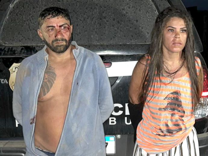 Multidão se aglomera em frente à delegacia de Tabira após prisão de casal suspeito de matar menino de 2 anos