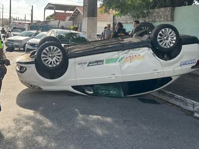 Colis&atilde;o entre carro e t&aacute;xi deixa tr&ecirc;s feridos no Po&ccedil;o