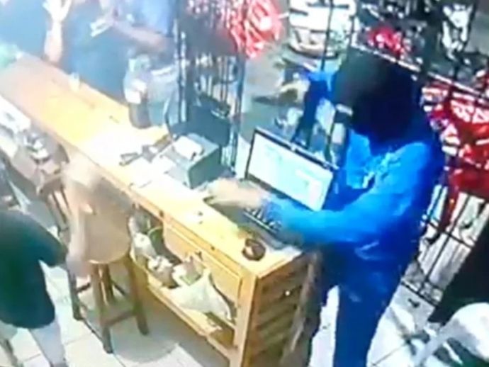 Lanchonete &eacute; alvo de assalto &agrave; m&atilde;o armada no bairro da Santa L&uacute;cia, em Macei&oacute;