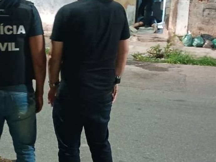 Homem &eacute; assassinado a tiros dentro de casa no bairro da Ponta Grossa, em Macei&oacute;
