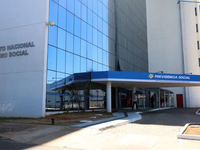 INSS come&ccedil;a a pagar benef&iacute;cios antecipados nesta quinta