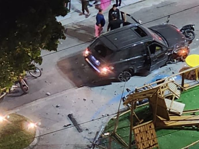 Motorista desgovernado invade pra&ccedil;a e destr&oacute;i &aacute;rea de lazer no bairro de Cruz das Almas.