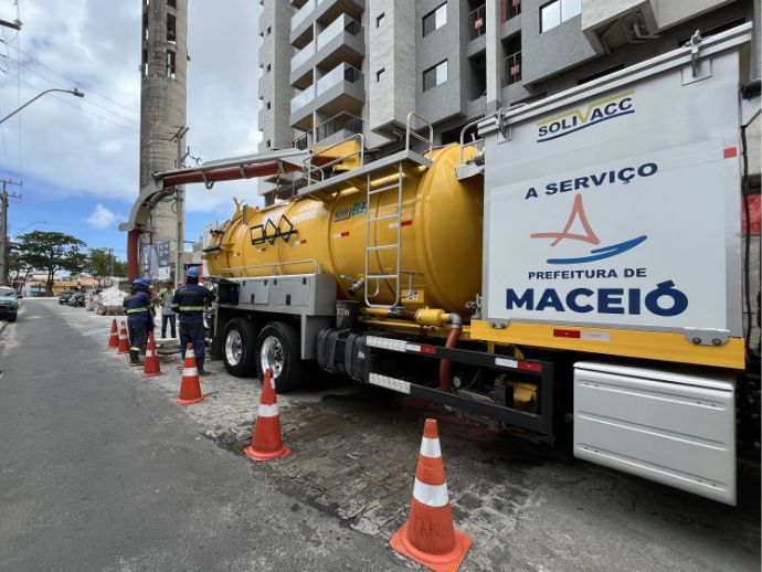 Opera&ccedil;&atilde;o L&iacute;nguas Sujas despejo irregular de concreto em Mangabeiras